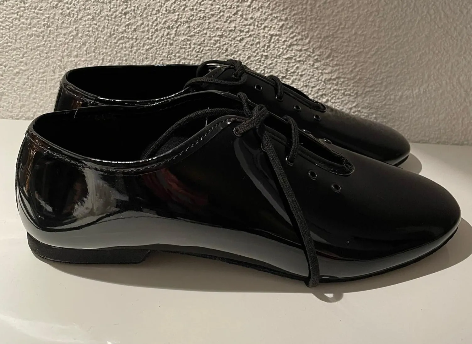 550 / J03 Zapatos de danza charol negro