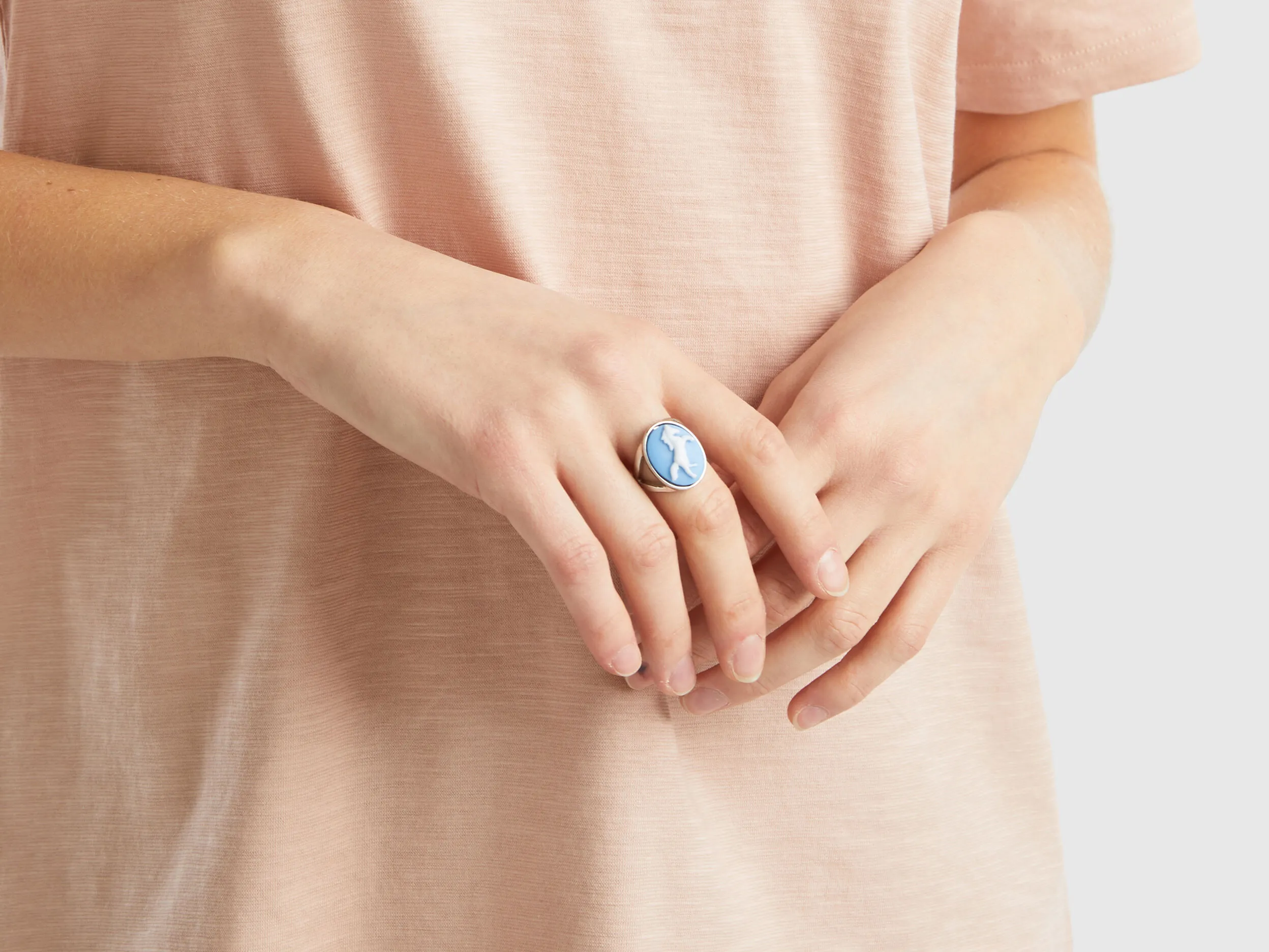 Anillo celeste con camafeo de caballo