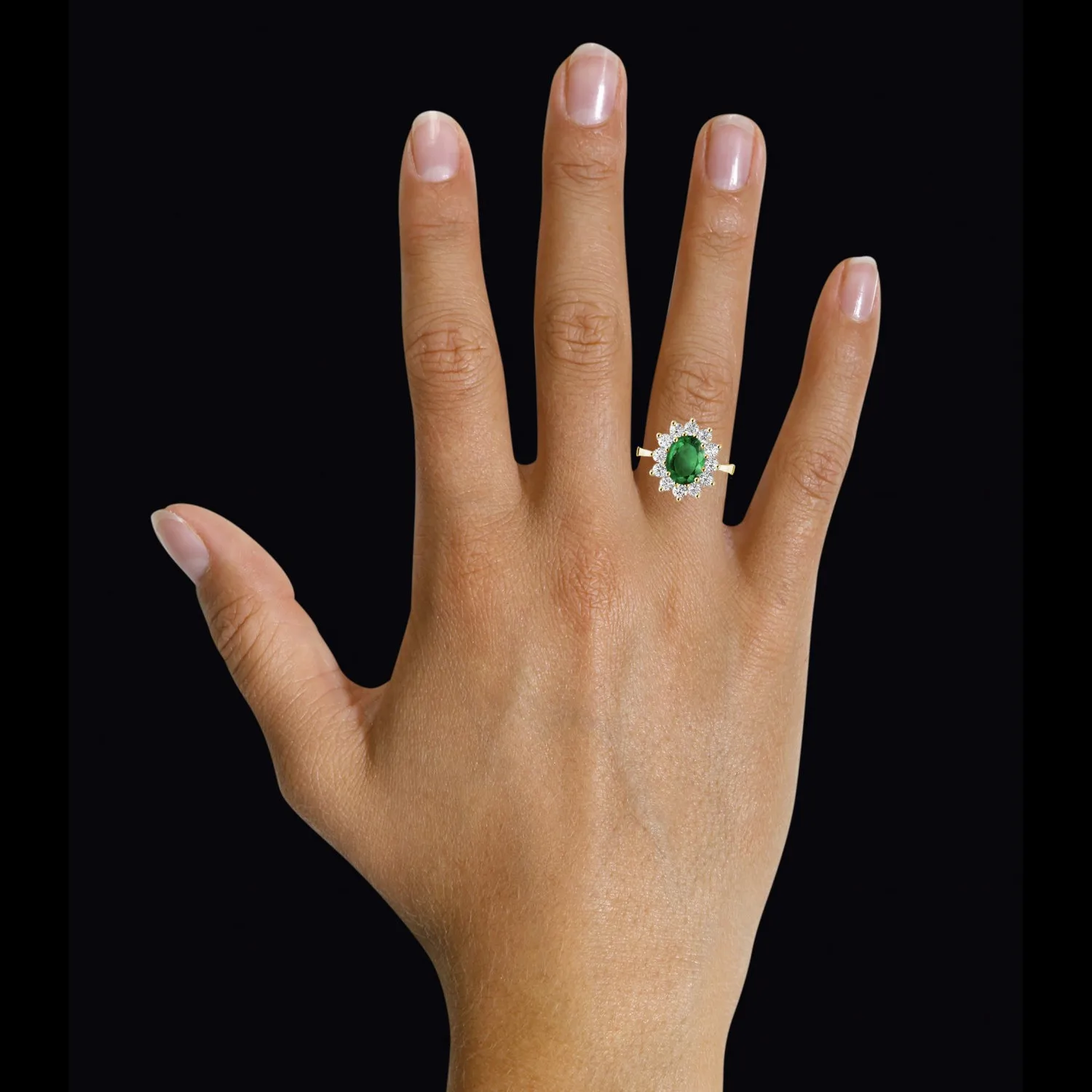 Anillo « entourage » en oro amarillo con esmeralda ovalada y diamantes redondos 