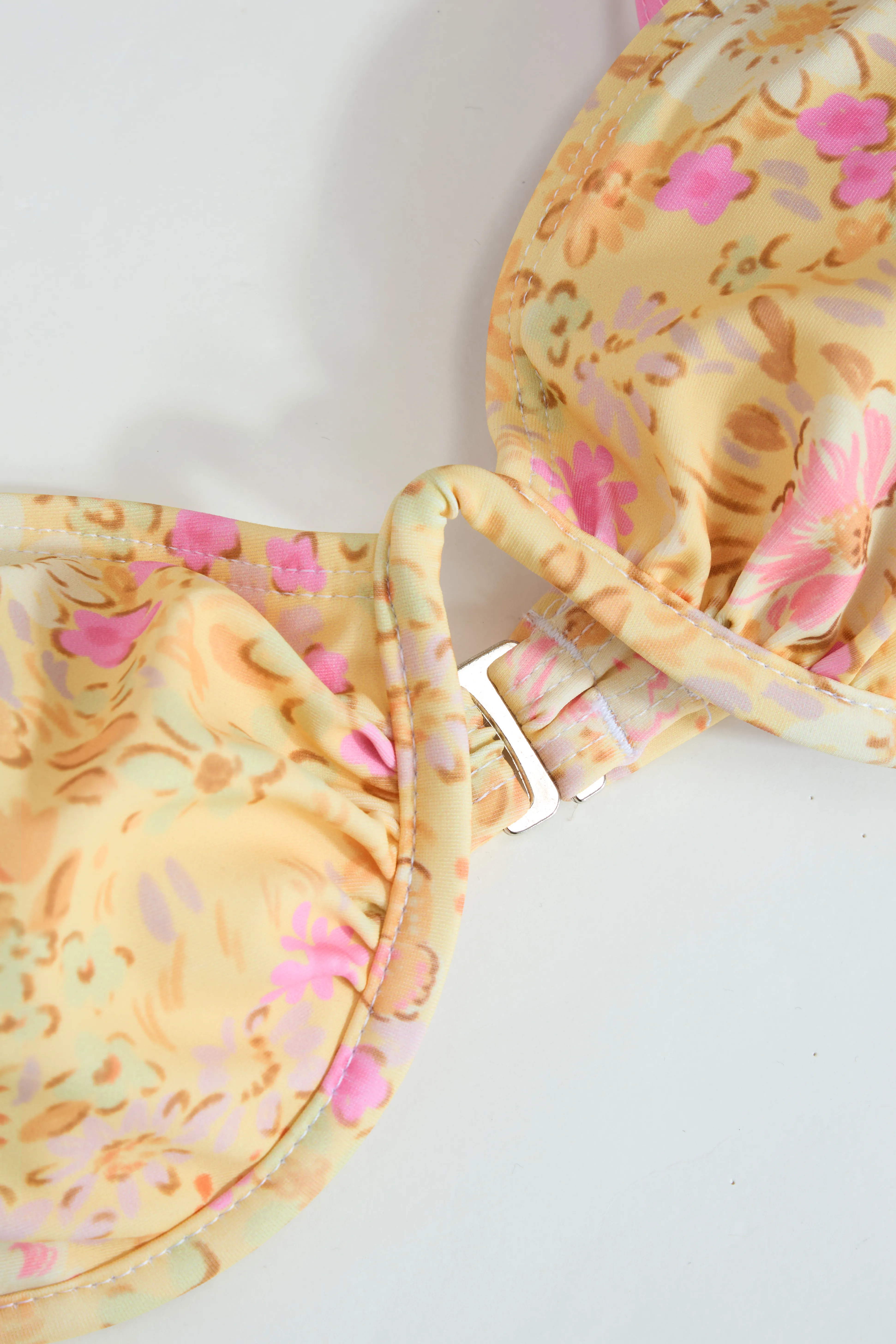 Bikini con Escote Cuadrado y Estampado Floral con Aros y Lazos Laterales