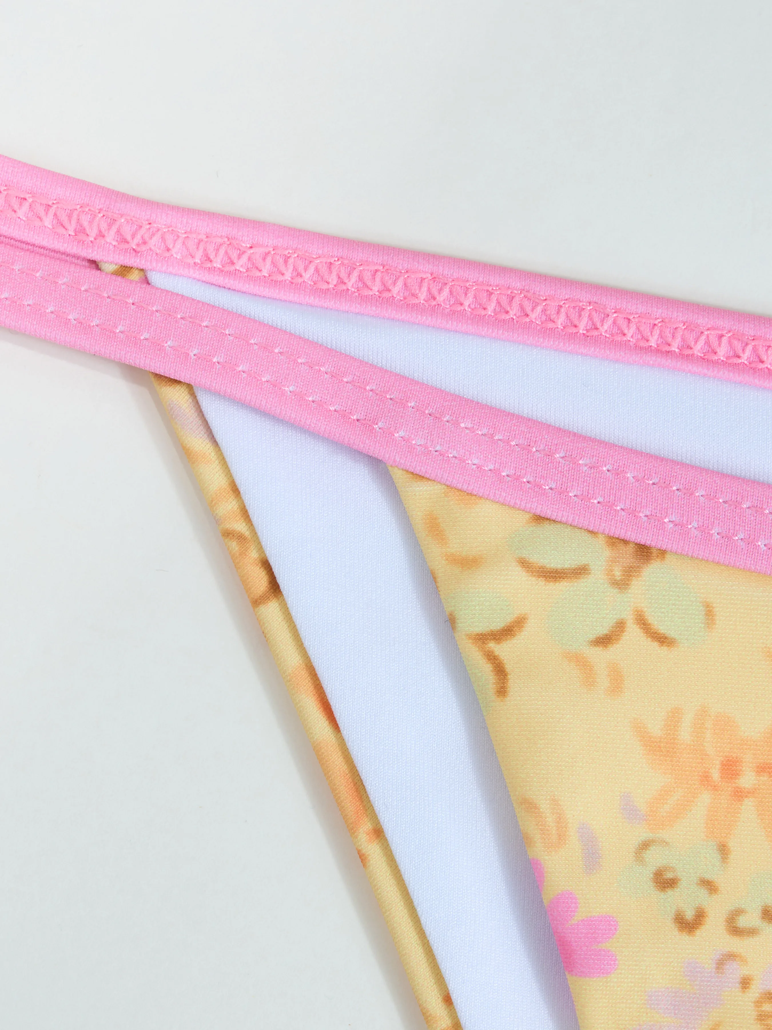 Bikini con Escote Cuadrado y Estampado Floral con Aros y Lazos Laterales