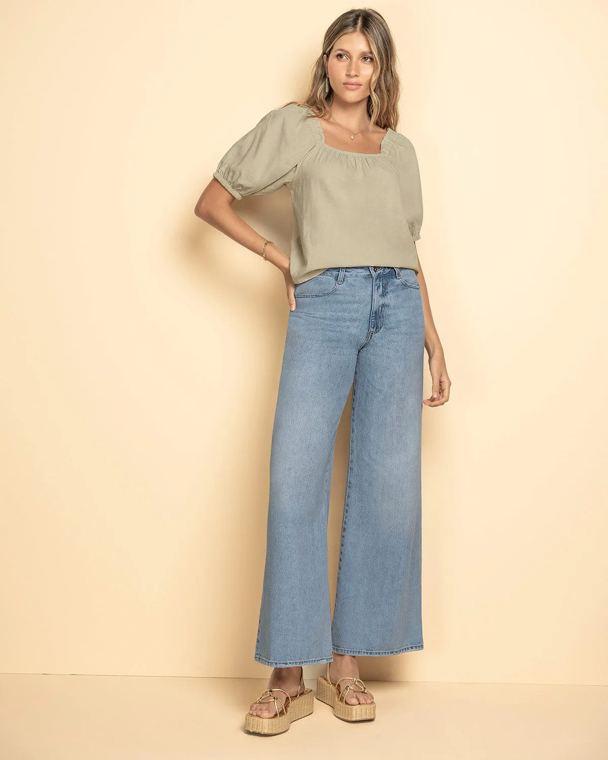 Blusa manga corta con escote cuadrado y mangas con volumen
