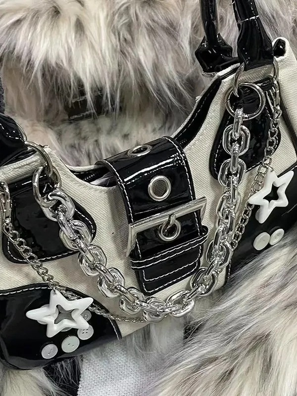 Bolso de hombro con hebilla y patchwork adornado con cadena de estrellas