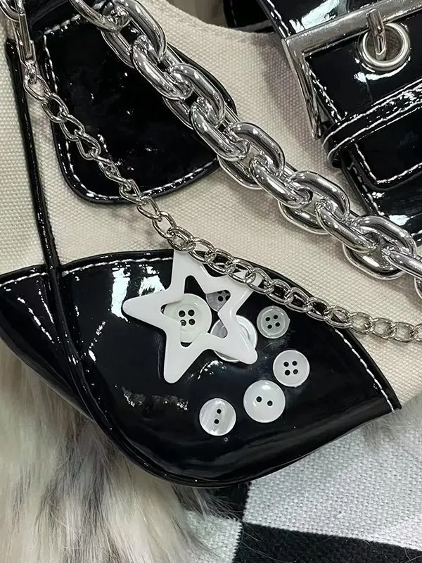 Bolso de hombro con hebilla y patchwork adornado con cadena de estrellas