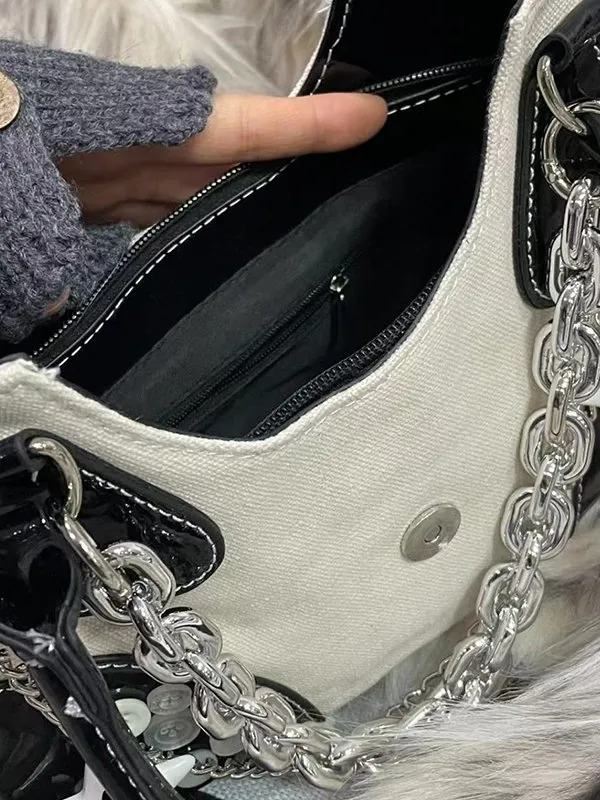 Bolso de hombro con hebilla y patchwork adornado con cadena de estrellas