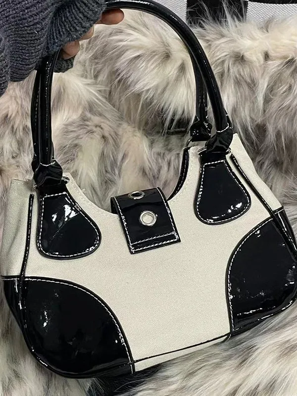 Bolso de hombro con hebilla y patchwork adornado con cadena de estrellas
