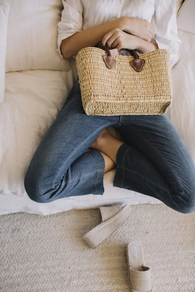 Bolso de mimbre con asa de piel mediano