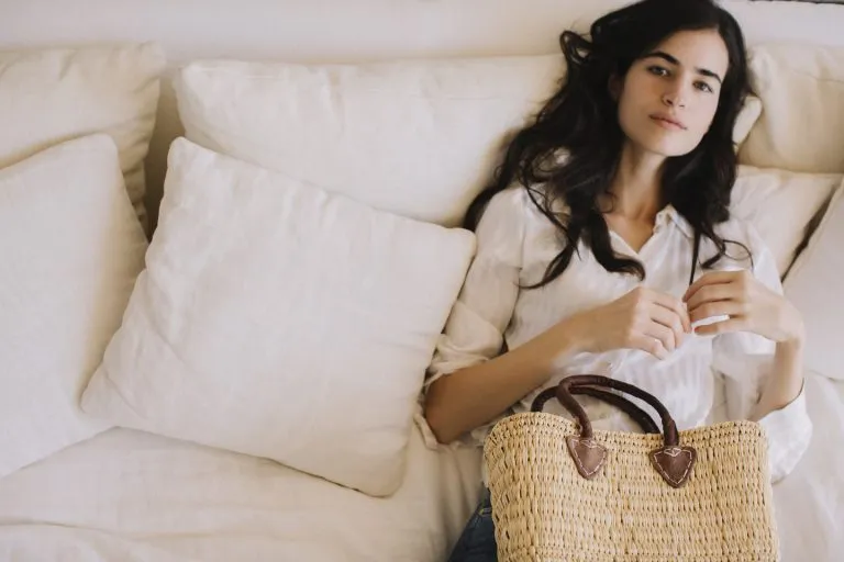 Bolso de mimbre con asa de piel mediano