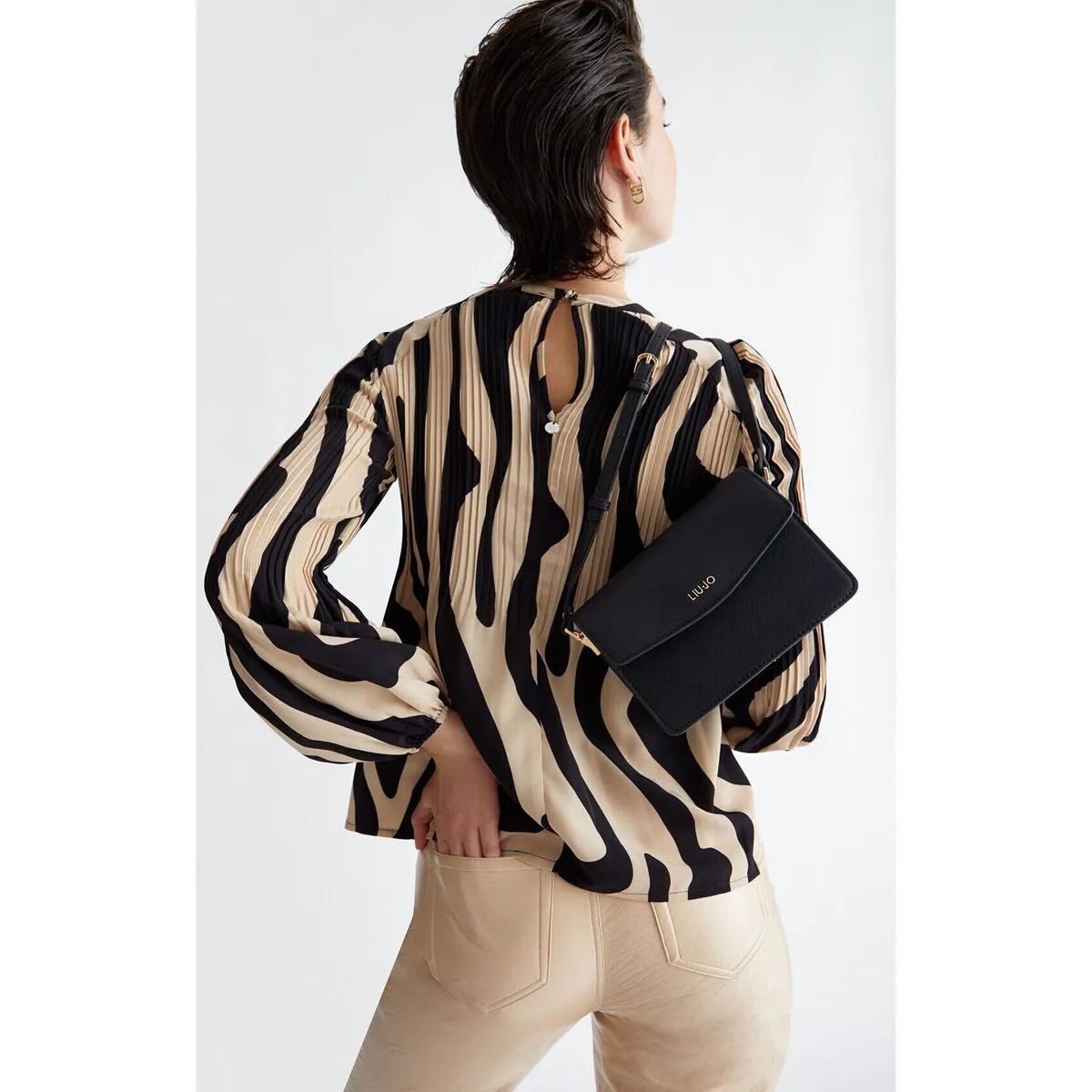 Bolso para llevar al hombro con logotipo