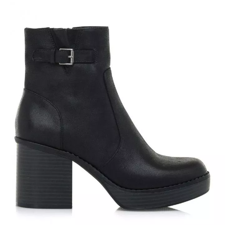Botines tacón Mustang de color negro con cierre de cremallera en el interior, detalle de hebilla