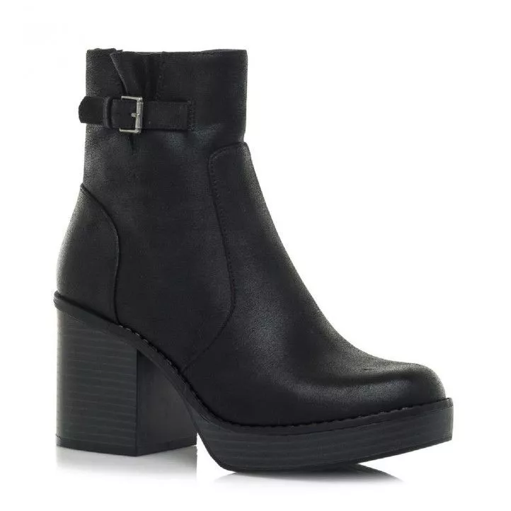 Botines tacón Mustang de color negro con cierre de cremallera en el interior, detalle de hebilla