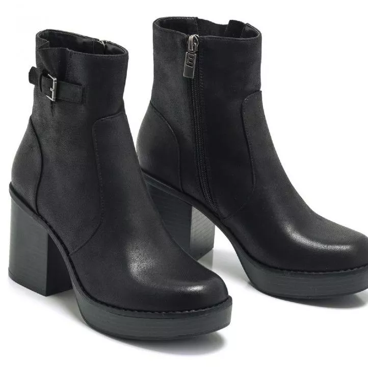 Botines tacón Mustang de color negro con cierre de cremallera en el interior, detalle de hebilla