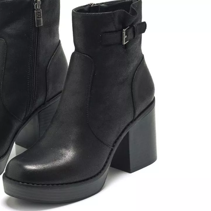 Botines tacón Mustang de color negro con cierre de cremallera en el interior, detalle de hebilla