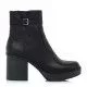 Botines tacón Mustang de color negro con cierre de cremallera en el interior, detalle de hebilla