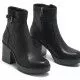 Botines tacón Mustang de color negro con cierre de cremallera en el interior, detalle de hebilla