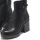 Botines tacón Mustang de color negro con cierre de cremallera en el interior, detalle de hebilla