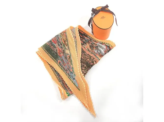 Bufanda Plisada Carré Axis Mundi de Hermès Naranja 