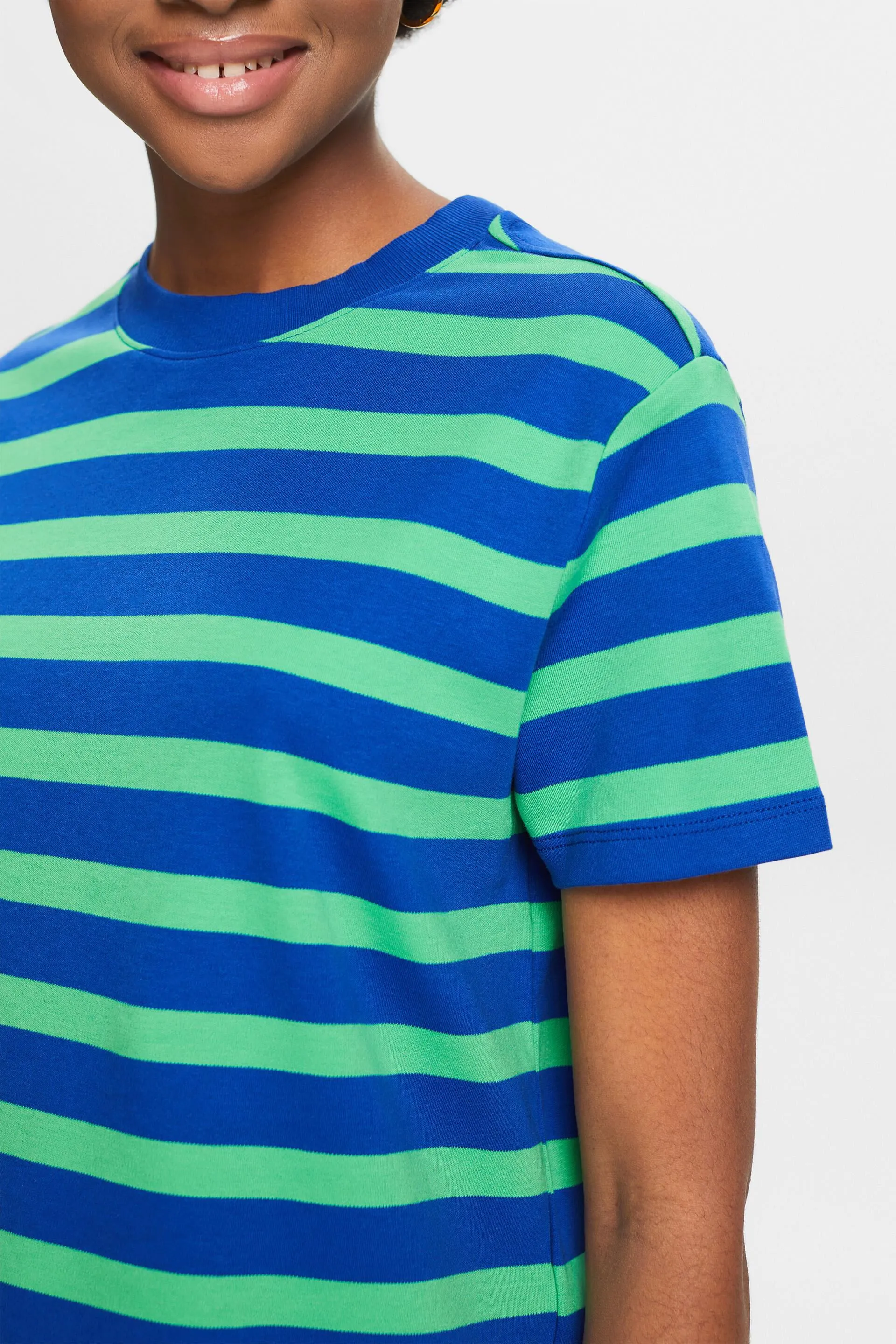 Camiseta a rayas con cuello redondo