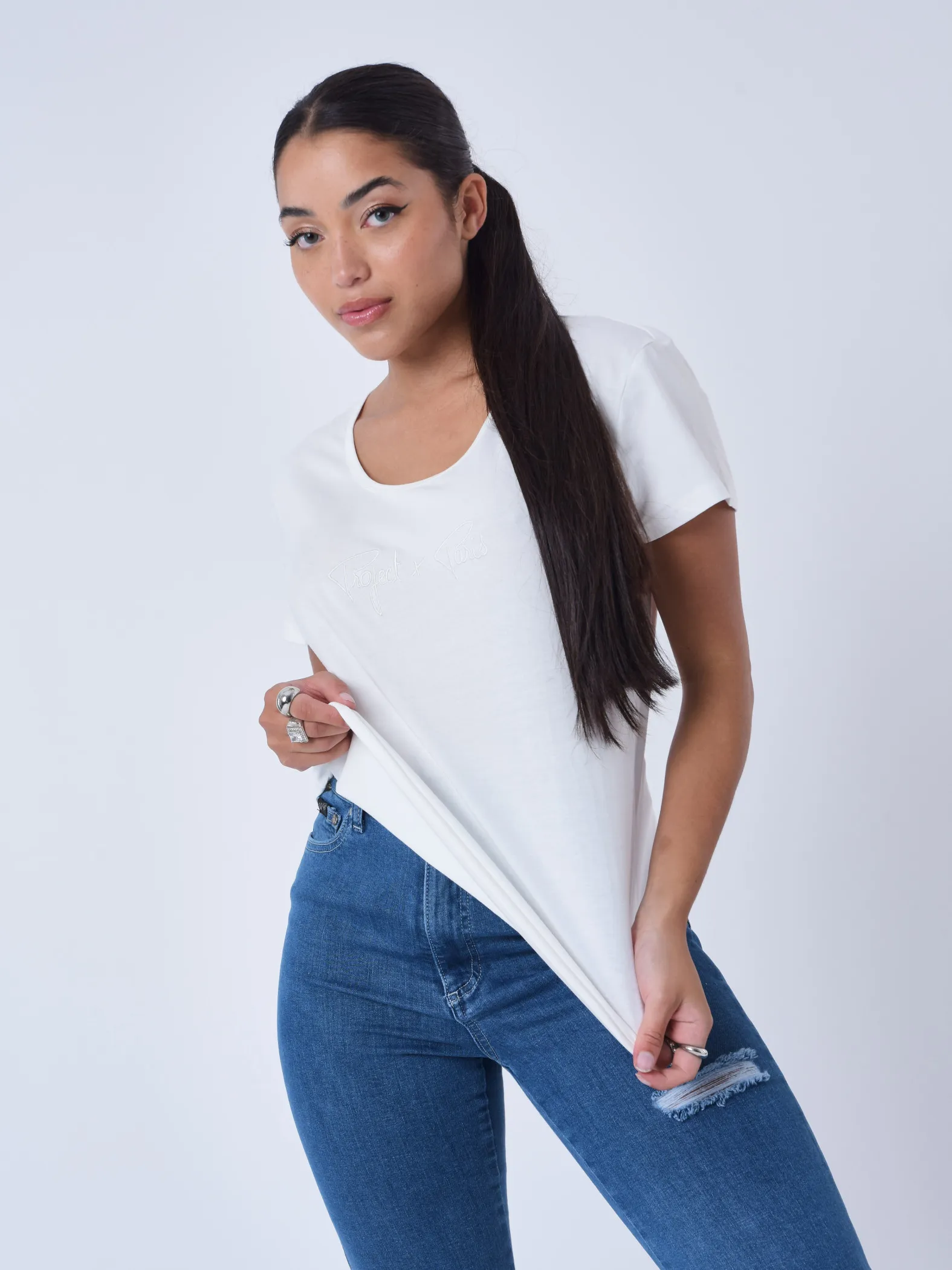 Camiseta básica con logotipo bordado a tono