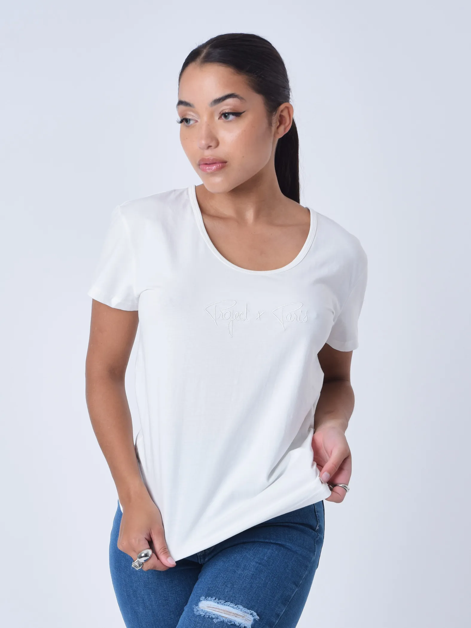 Camiseta básica con logotipo bordado a tono