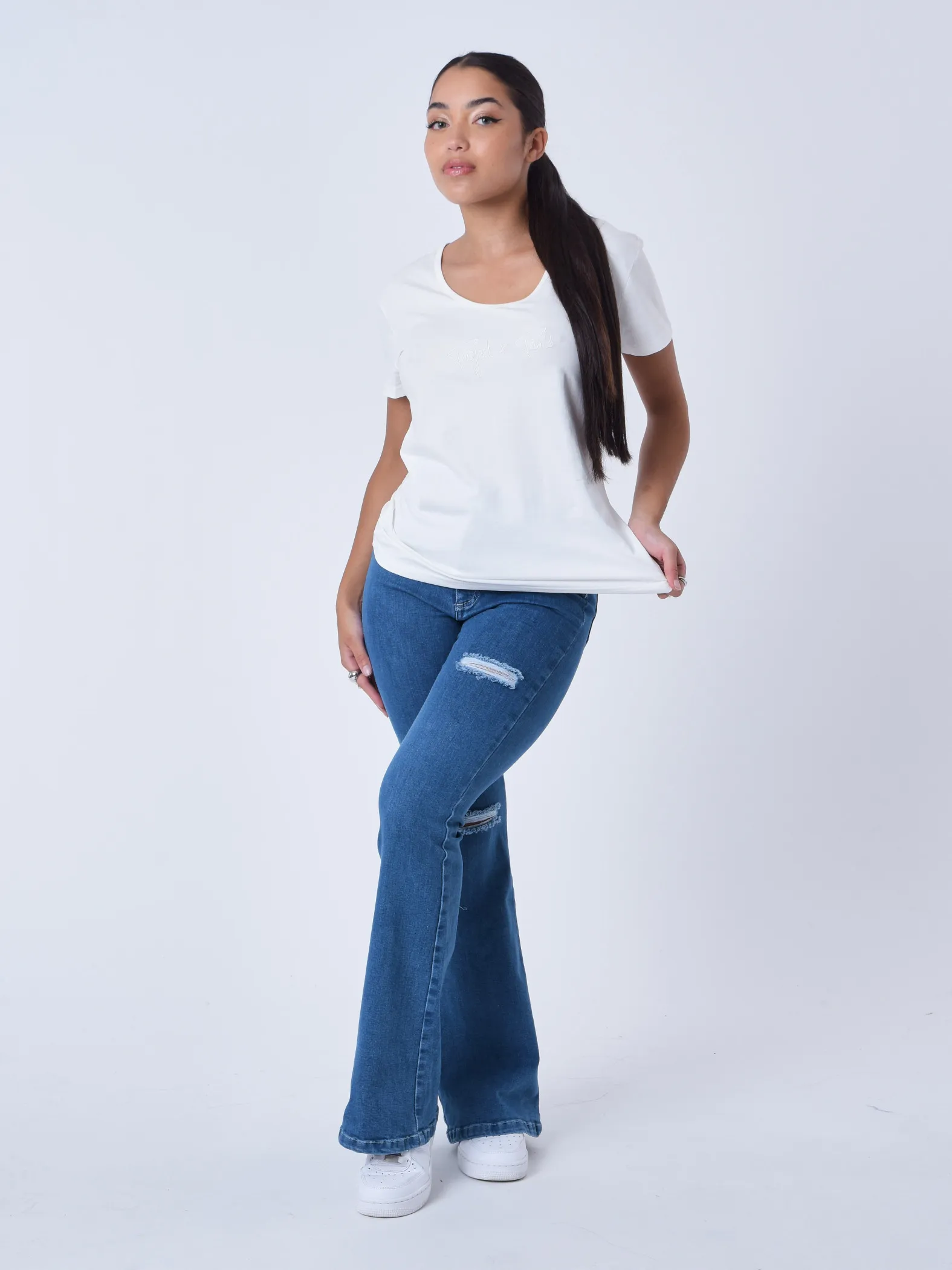 Camiseta básica con logotipo bordado a tono