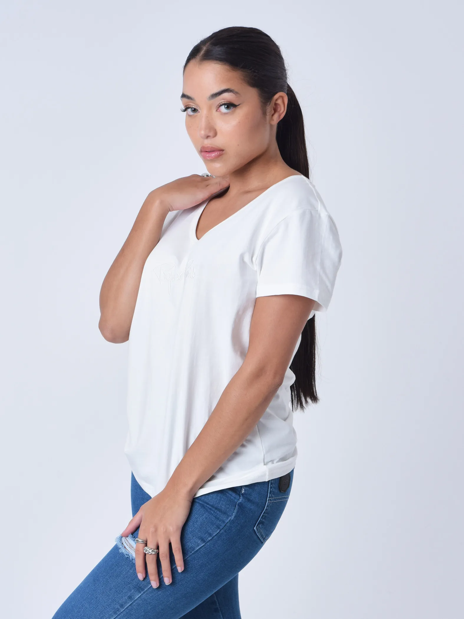 Camiseta básica con logotipo bordado a tono
