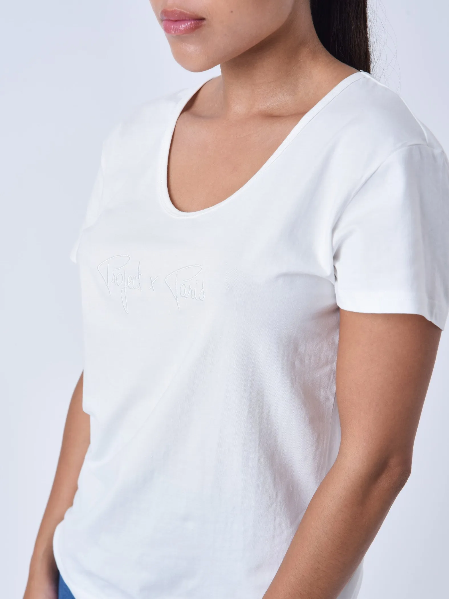 Camiseta básica con logotipo bordado a tono