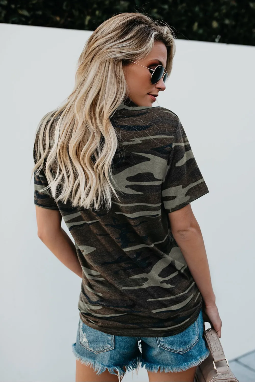 Camiseta con estampado de camuflaje verde