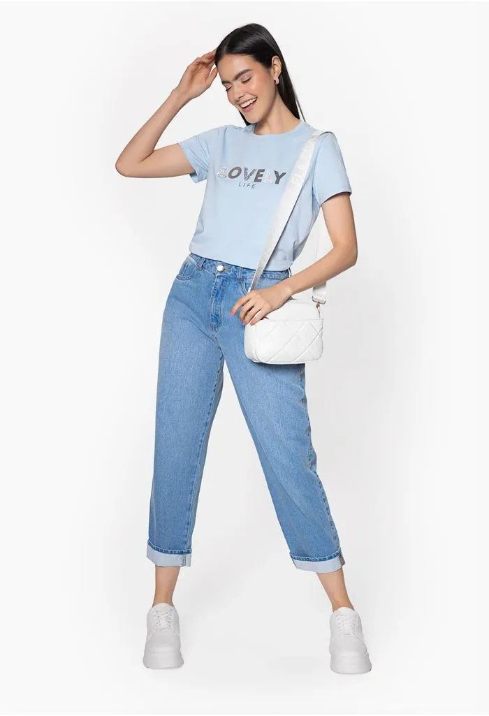 Camiseta con texto lovely en glitter y h