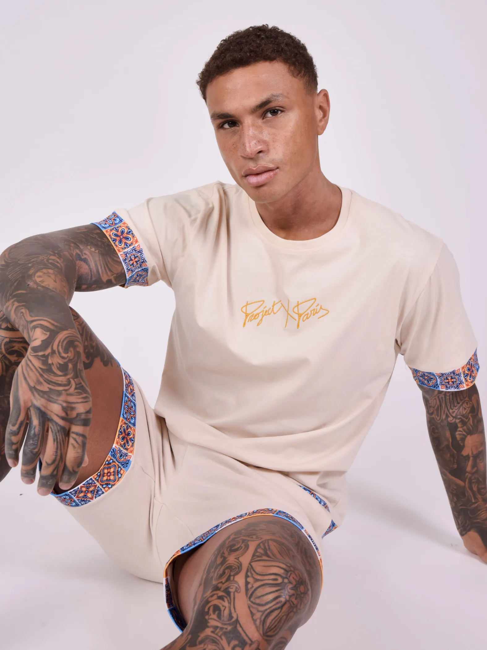 Camiseta de manga corta con estampado de azulejos