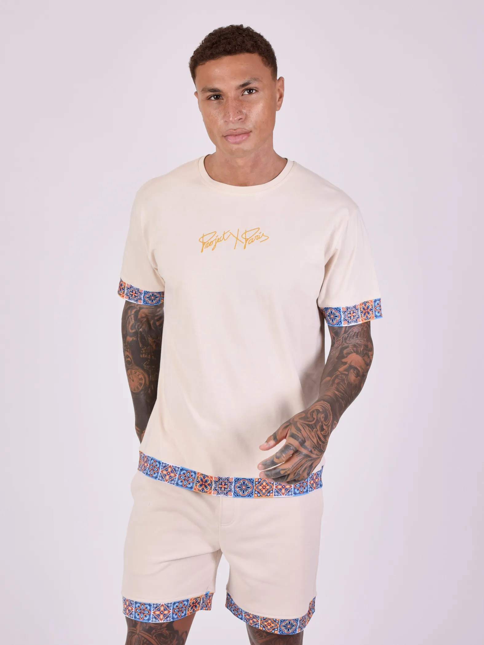 Camiseta de manga corta con estampado de azulejos
