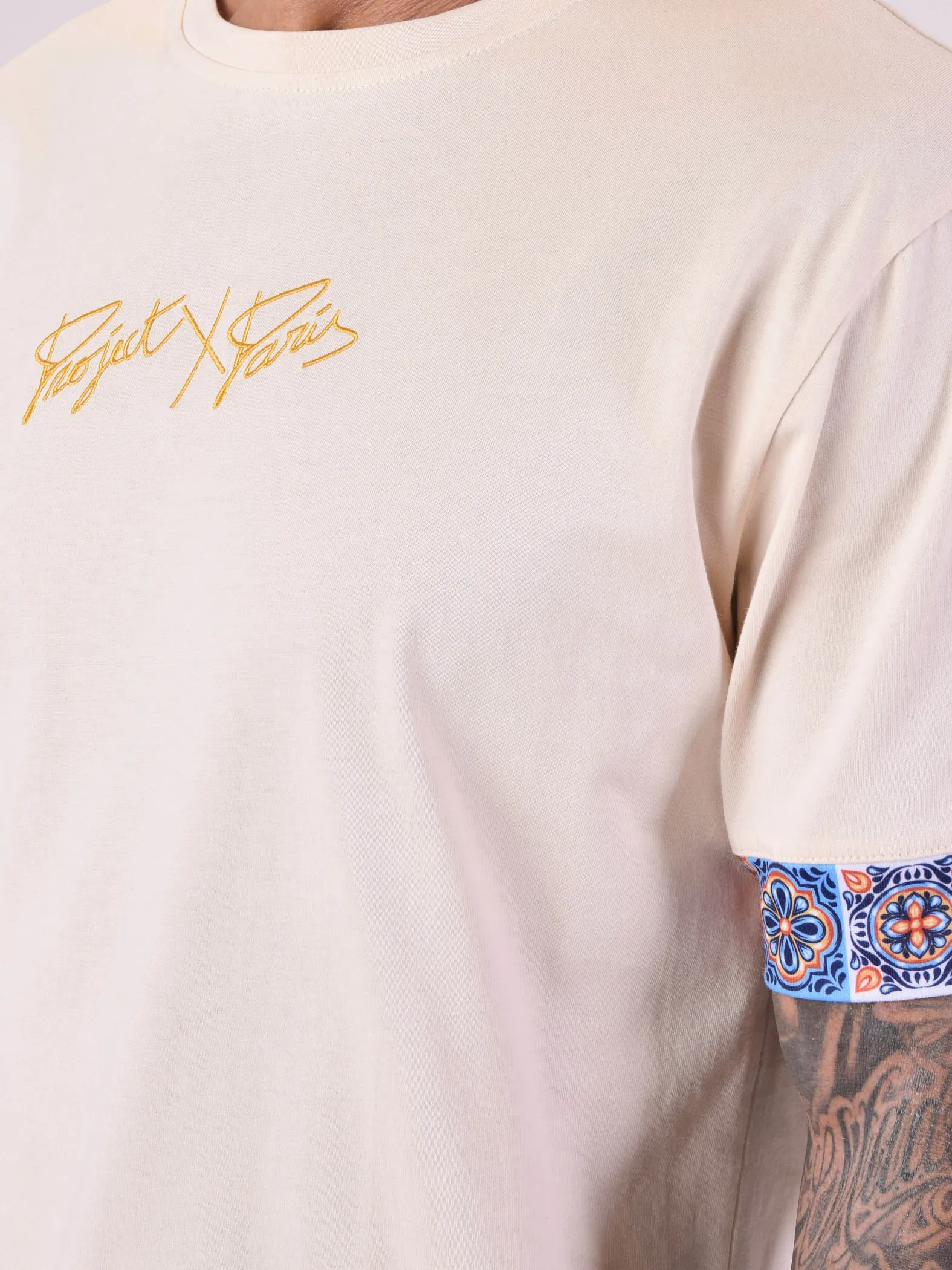 Camiseta de manga corta con estampado de azulejos