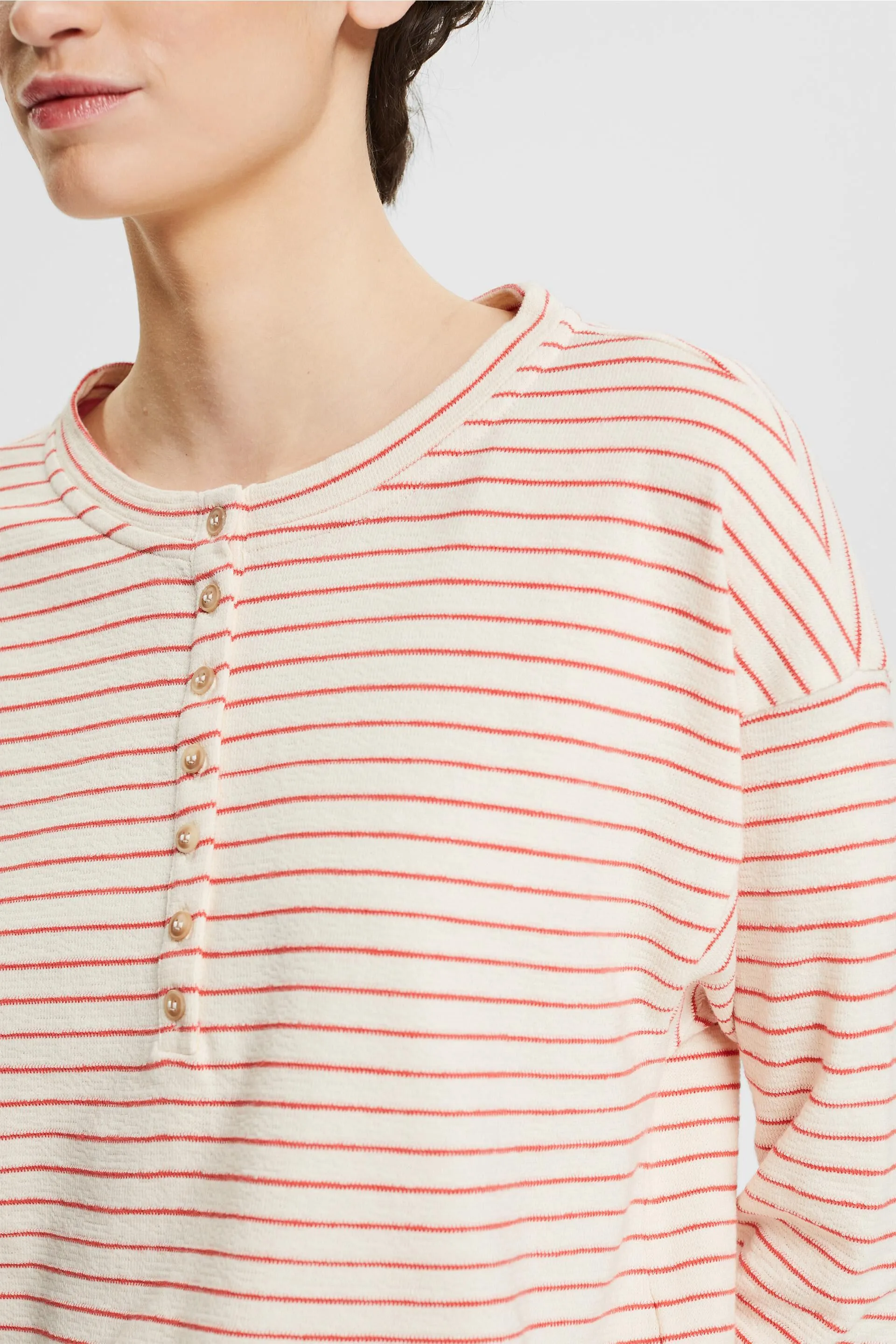 camiseta de manga larga con tira de botones