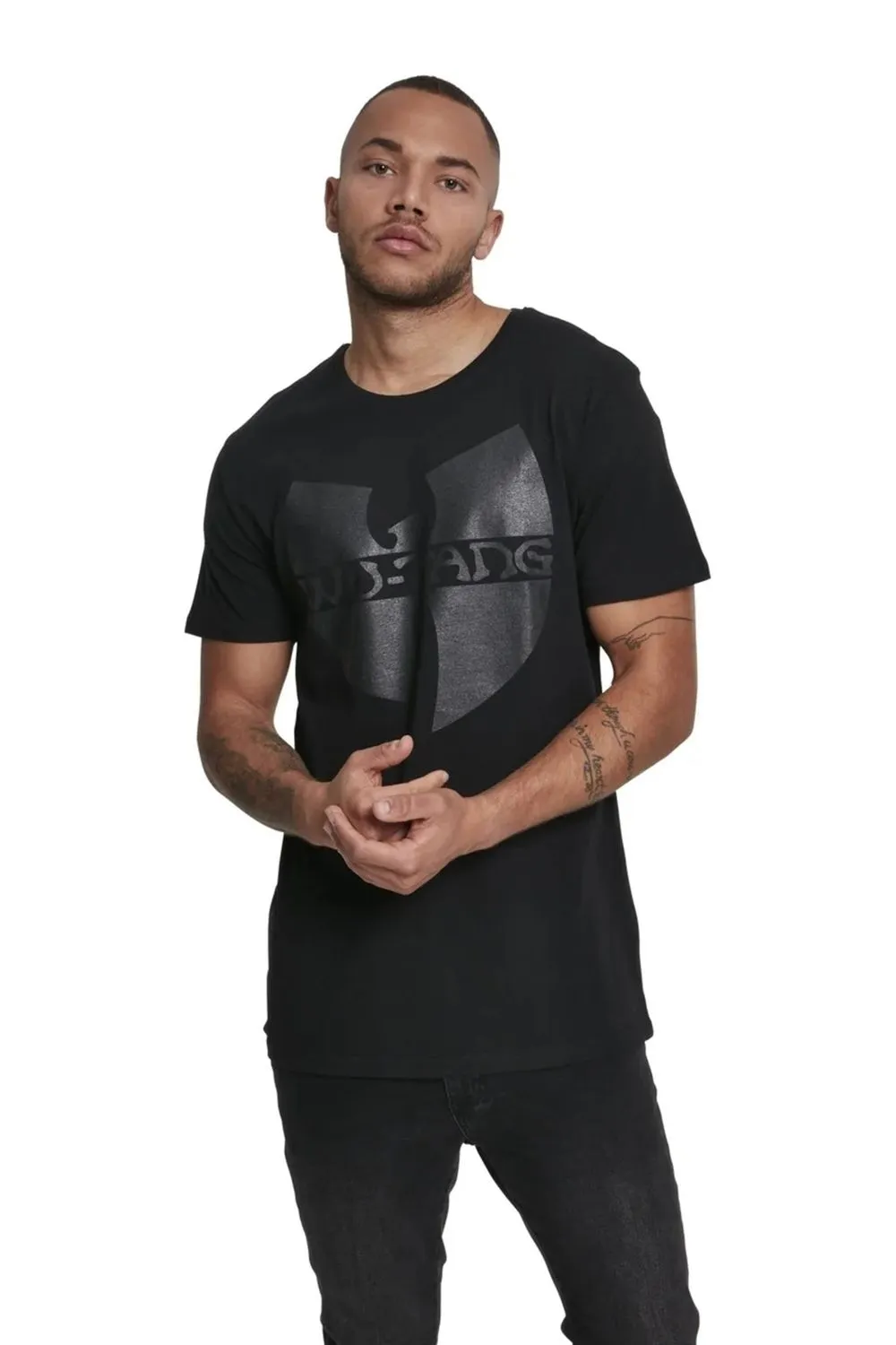 Camiseta mister tee negra wu tang clan black on black logo tee
