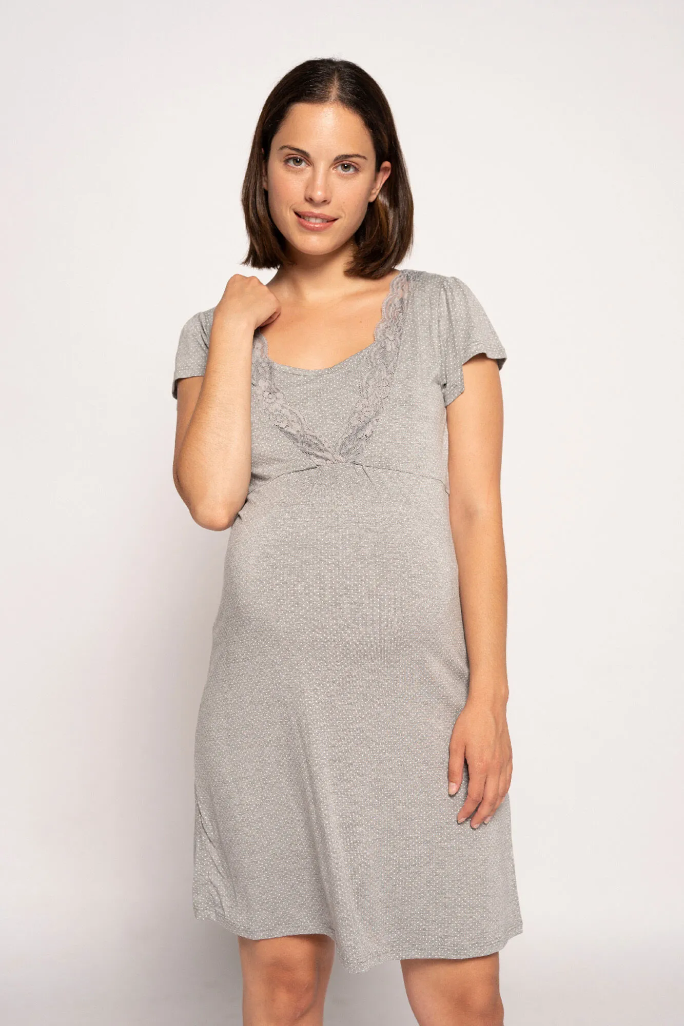 Camisón de lactancia con manga corta y lunares