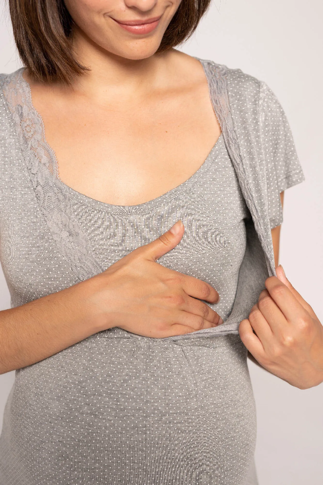 Camisón de lactancia con manga corta y lunares