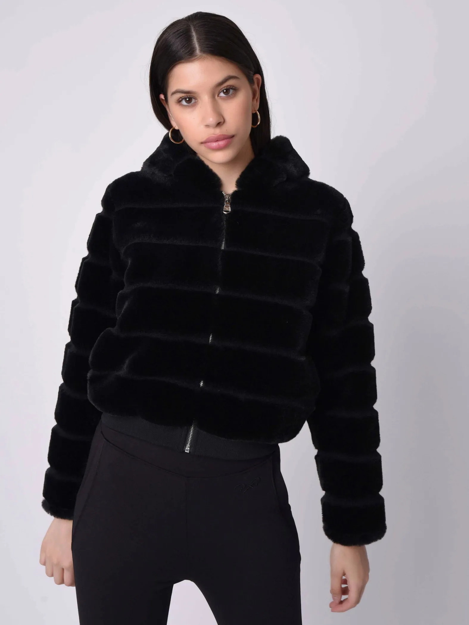 Chaqueta corta con capucha de imitación de piel