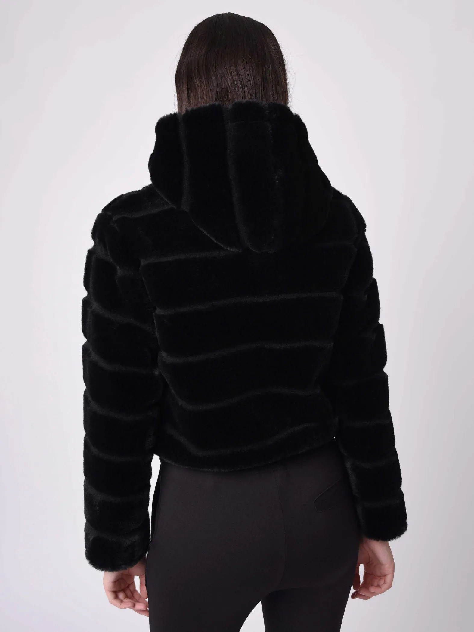 Chaqueta corta con capucha de imitación de piel