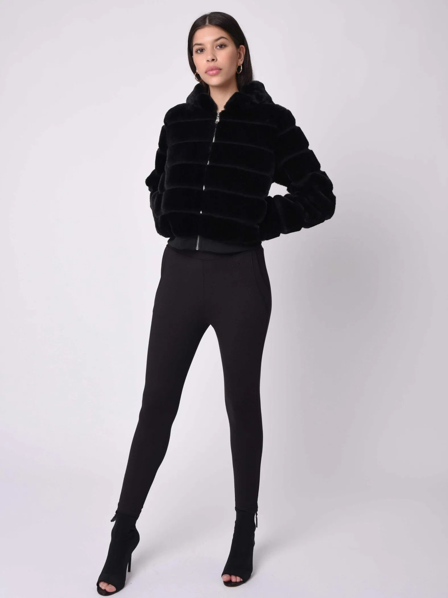 Chaqueta corta con capucha de imitación de piel