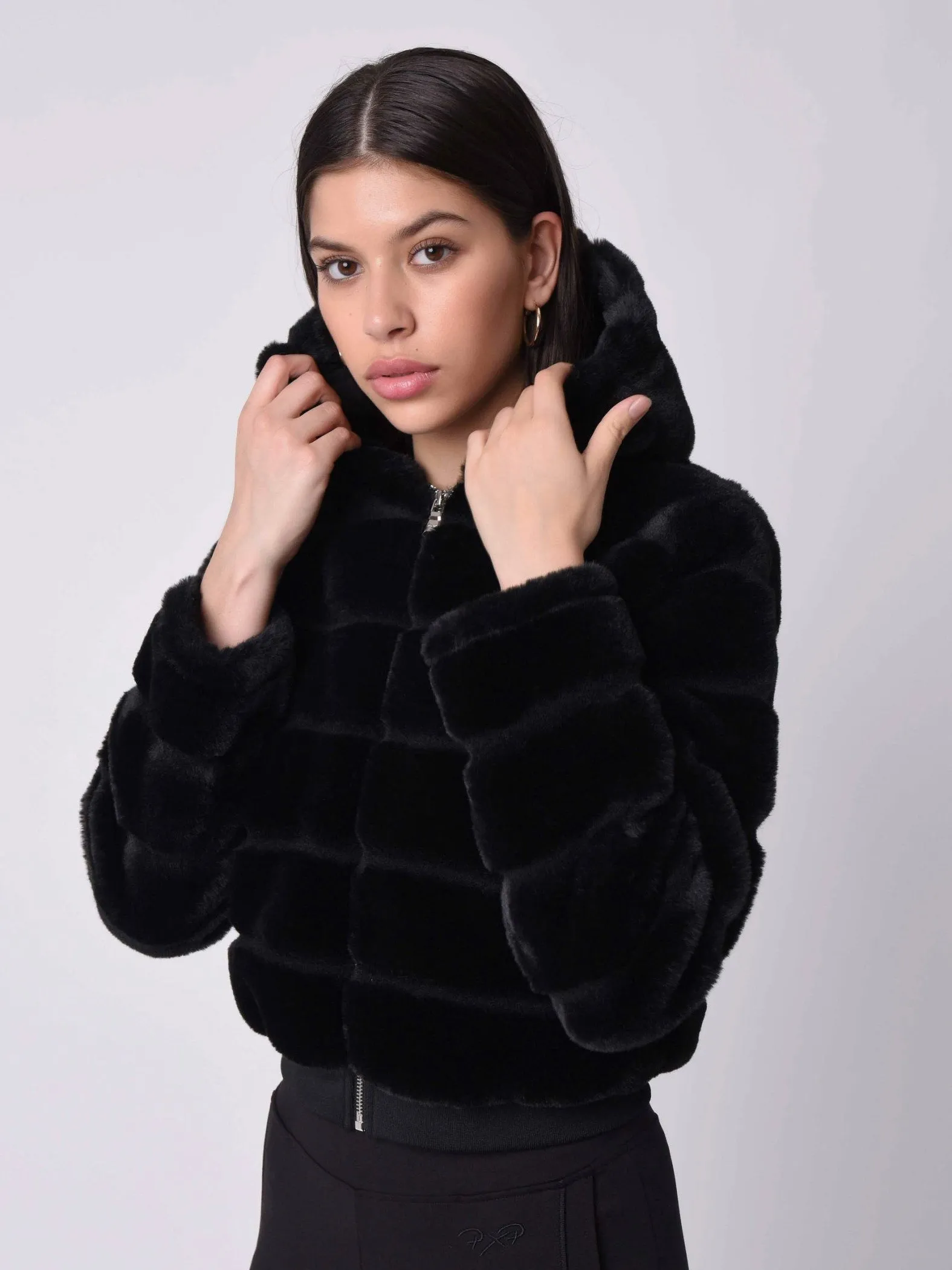 Chaqueta corta con capucha de imitación de piel
