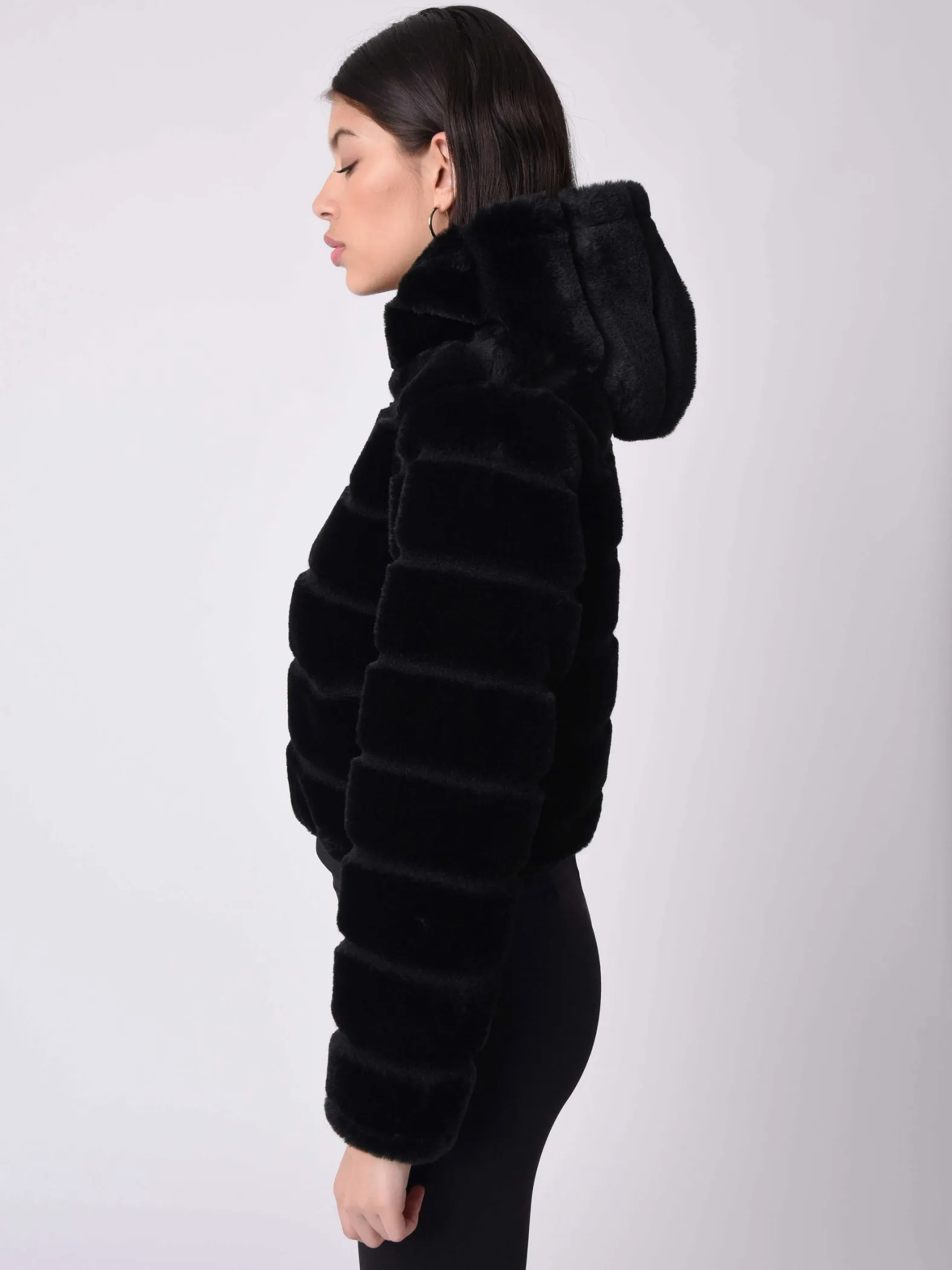Chaqueta corta con capucha de imitación de piel
