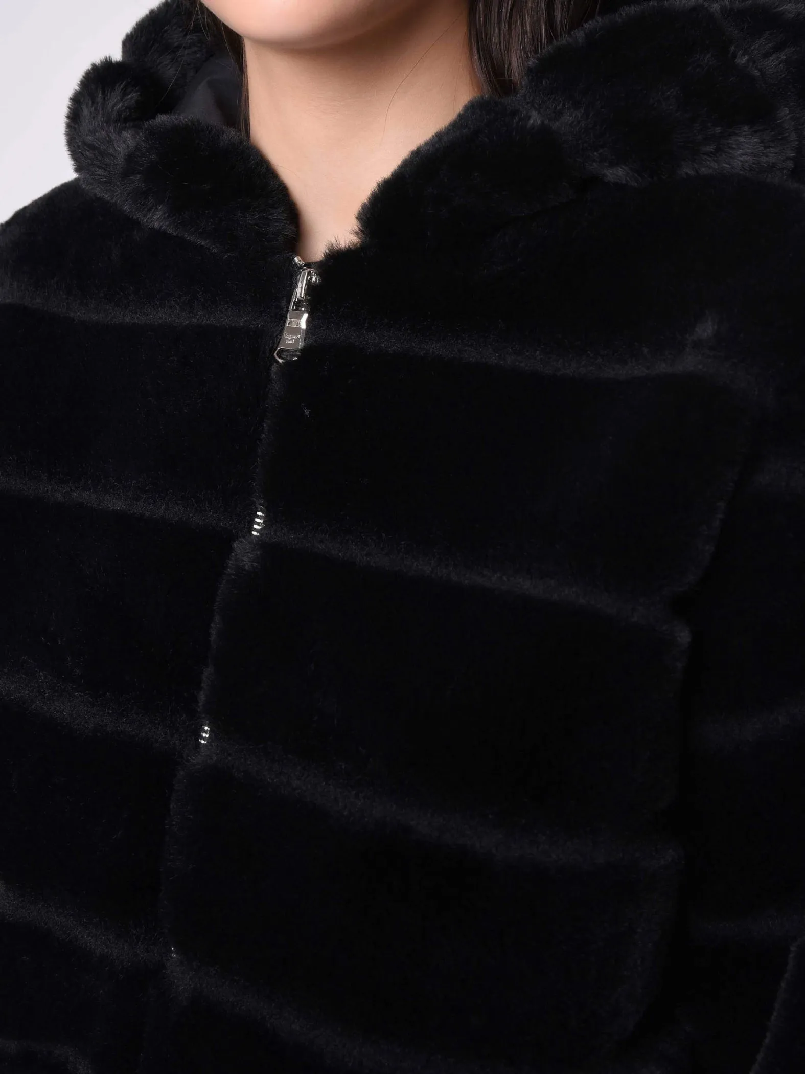 Chaqueta corta con capucha de imitación de piel