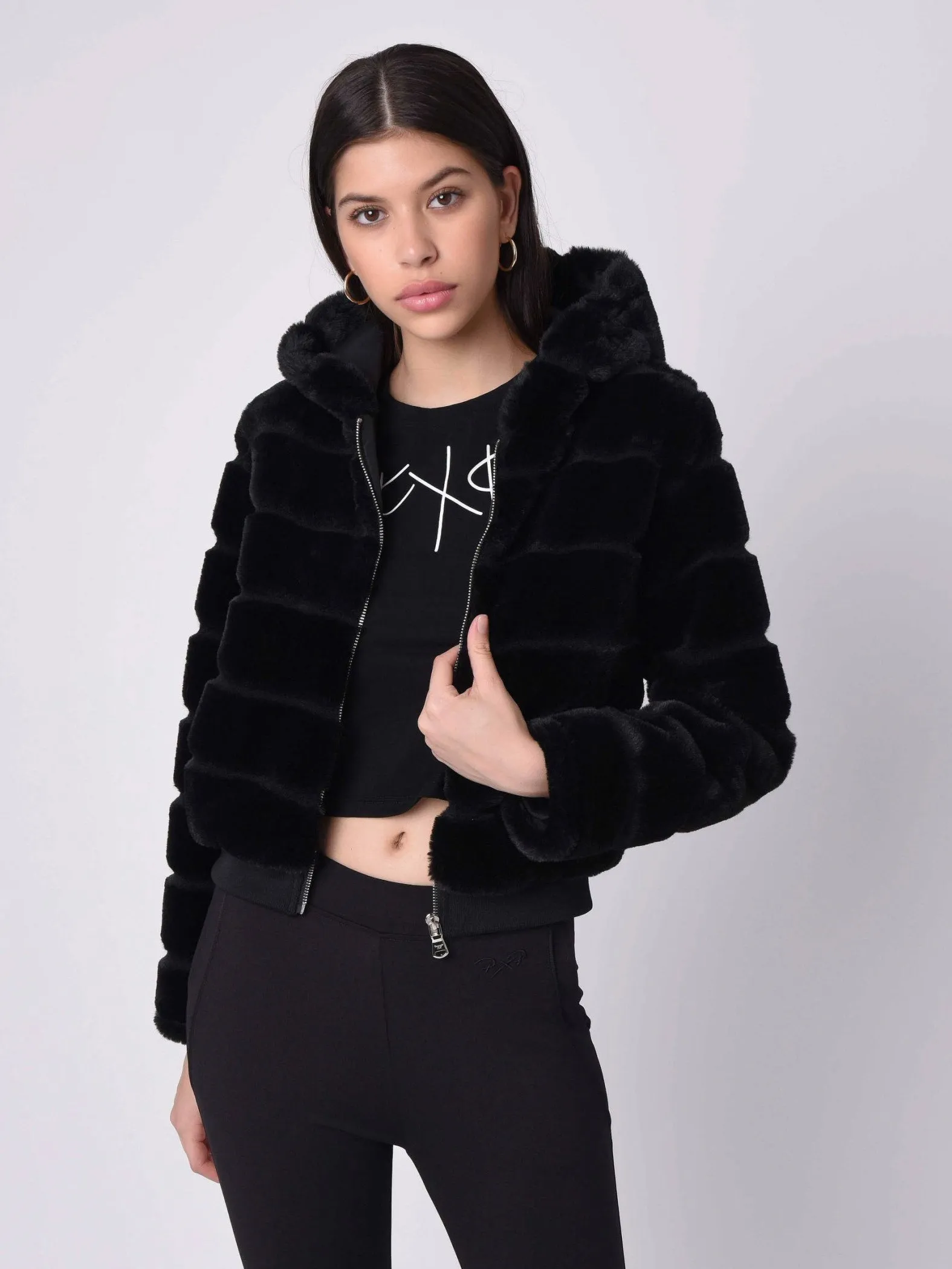 Chaqueta corta con capucha de imitación de piel
