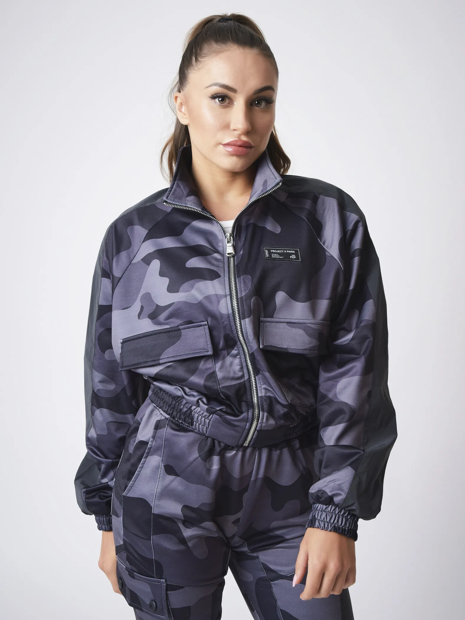 Chaqueta corta con estampado de camuflaje