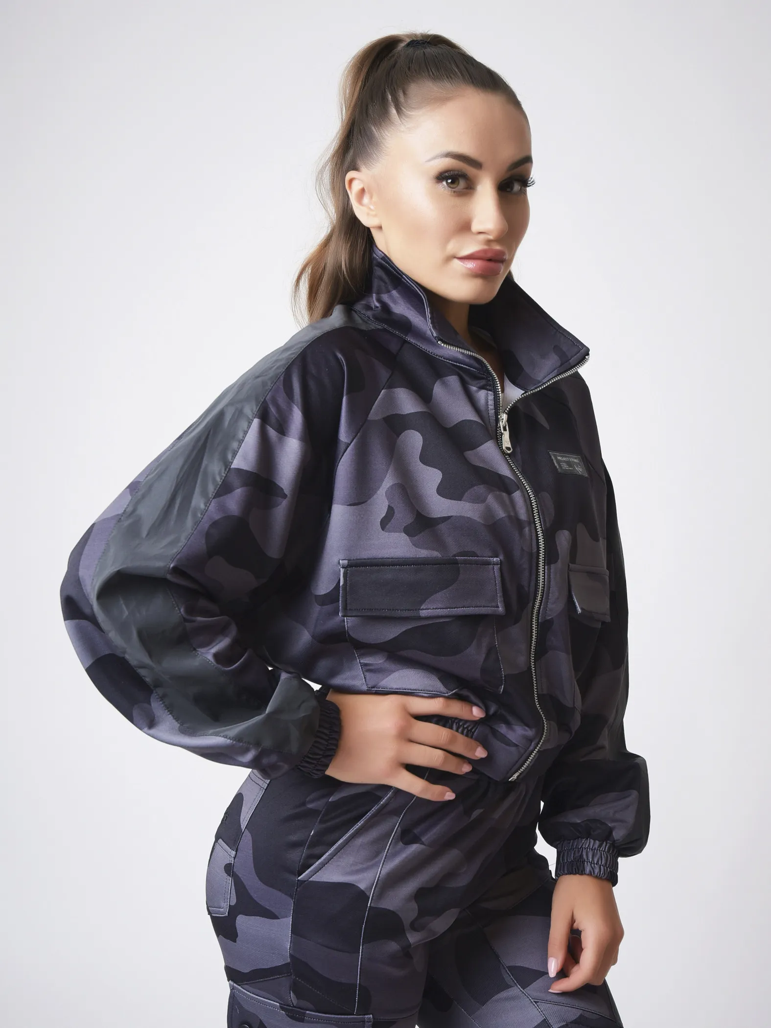 Chaqueta corta con estampado de camuflaje