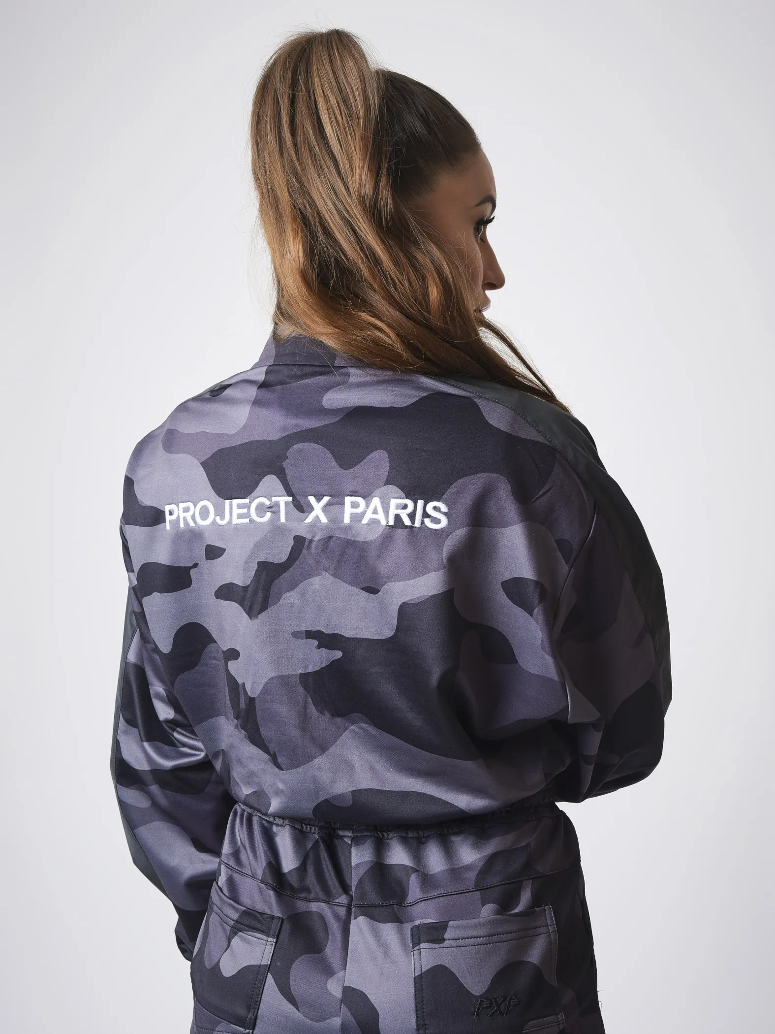 Chaqueta corta con estampado de camuflaje