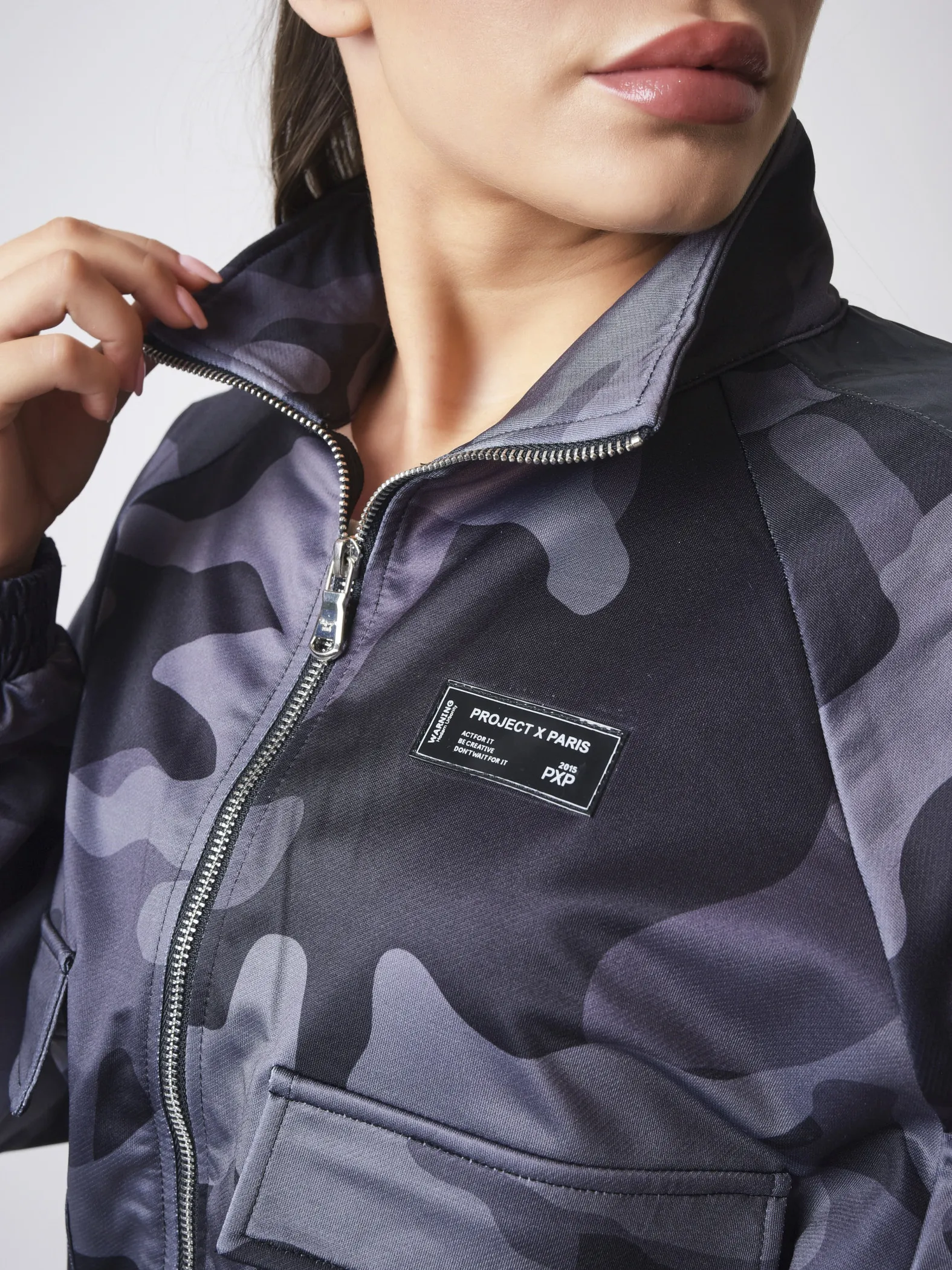 Chaqueta corta con estampado de camuflaje