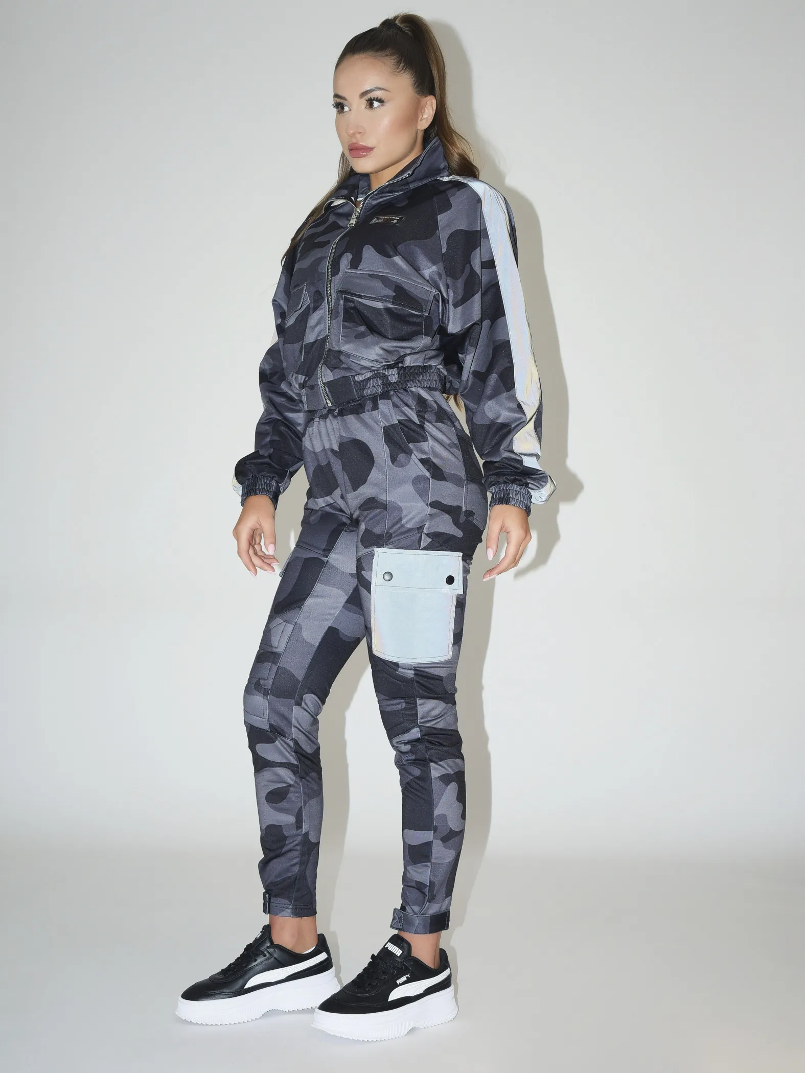 Chaqueta corta con estampado de camuflaje