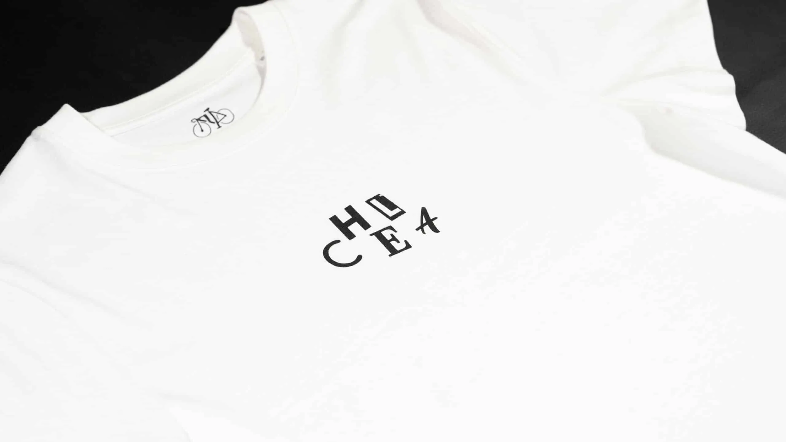 Chela Clo – Camiseta hidden message