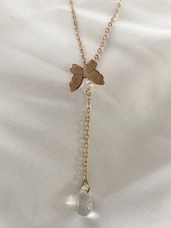 Collar con colgante de borla de mariposa